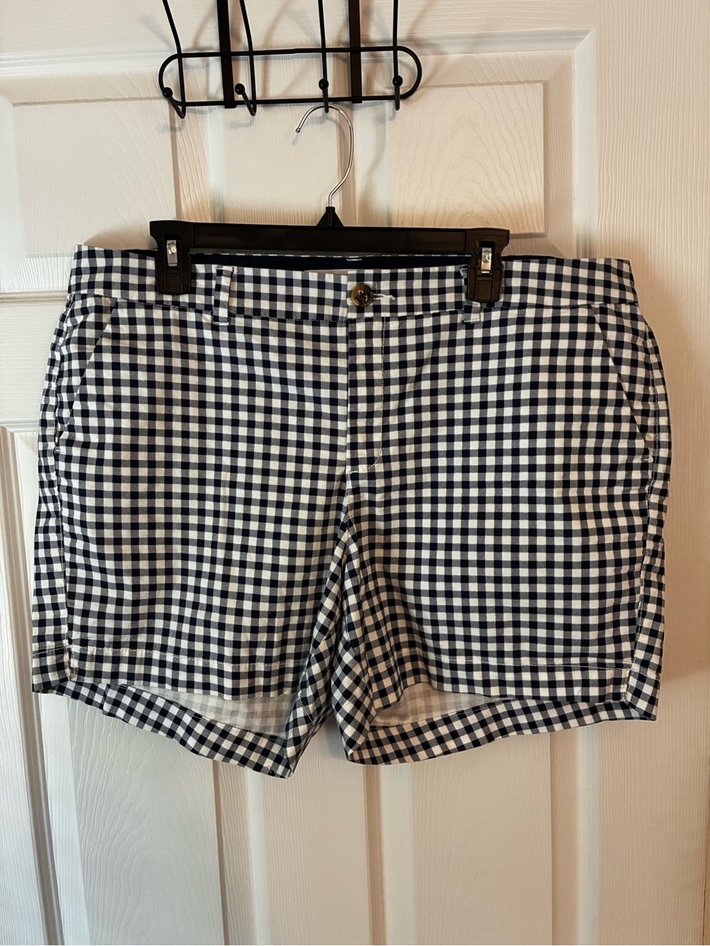 Old Navy Women’s Navy and White Gingham Everyday Mid-Rise Shorts
